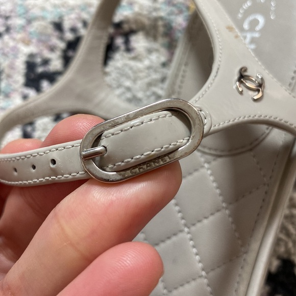 Chanel grey patent leather pearl sandals - Picture 6 of 9